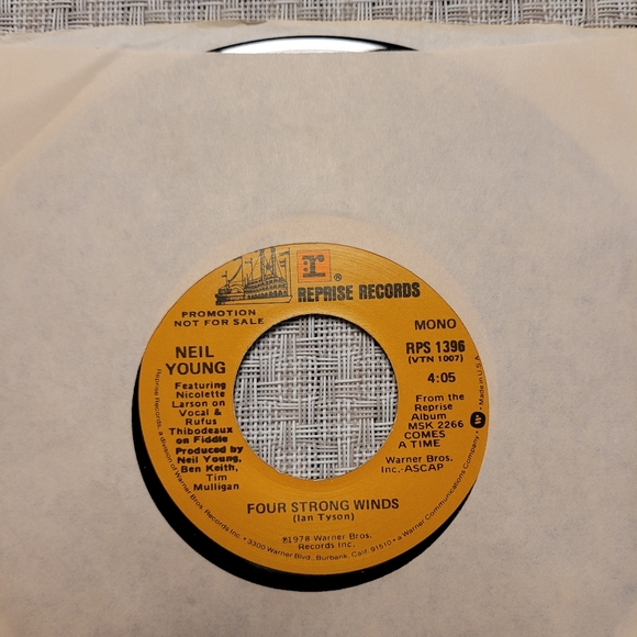 Neil Young "Four Strong Winds" 35 rpm excellent condition. - Picture 3 of 3